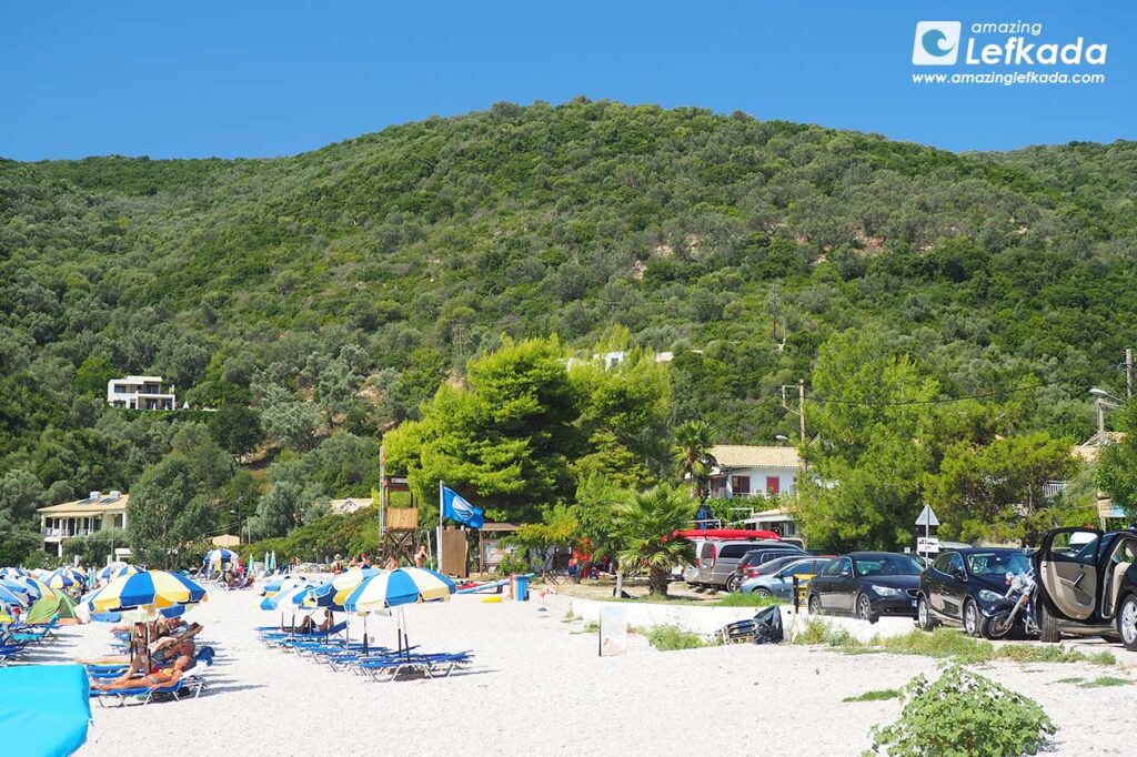 Mikros Gialos beach restaurants and parking