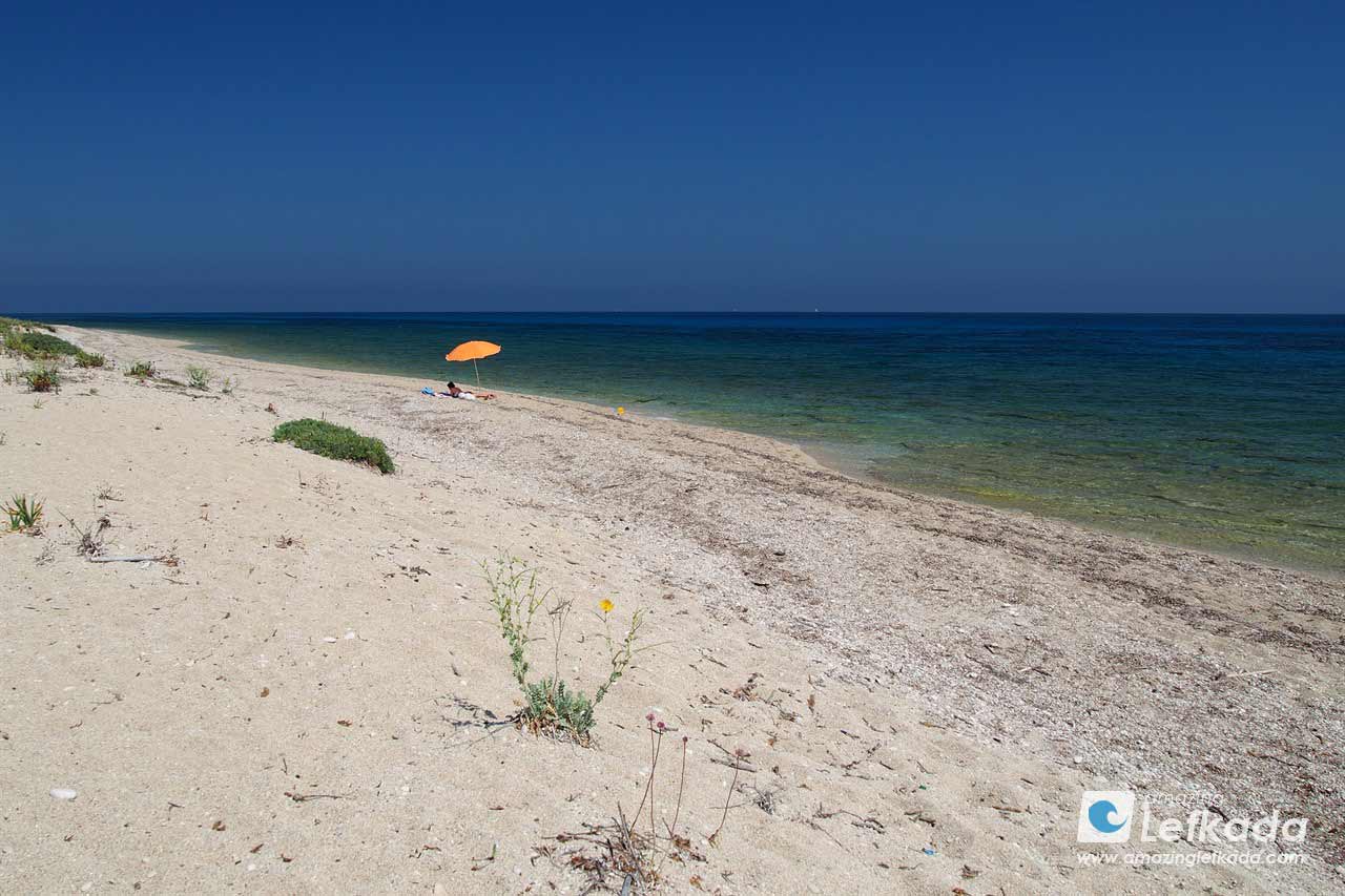 Kastro beach meets Gira