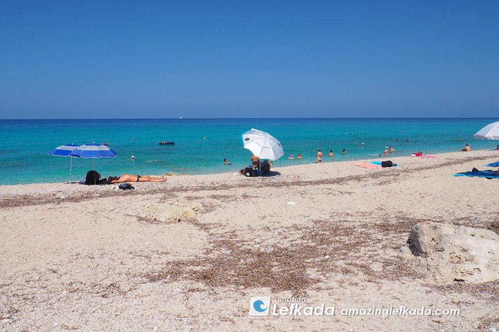 Parasols and sunbeds with vacationers