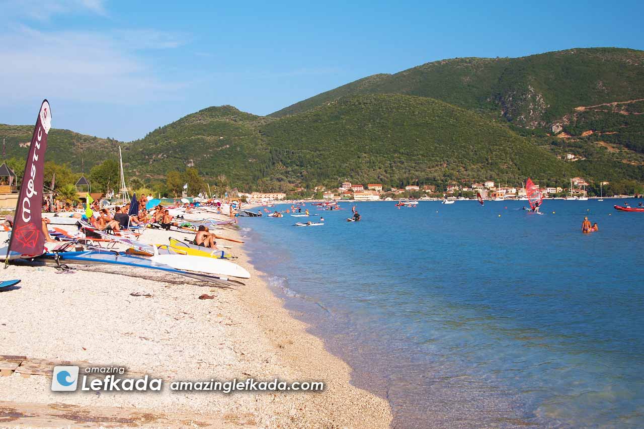 View to Paralia Ponti beach sunbeds and features what to find