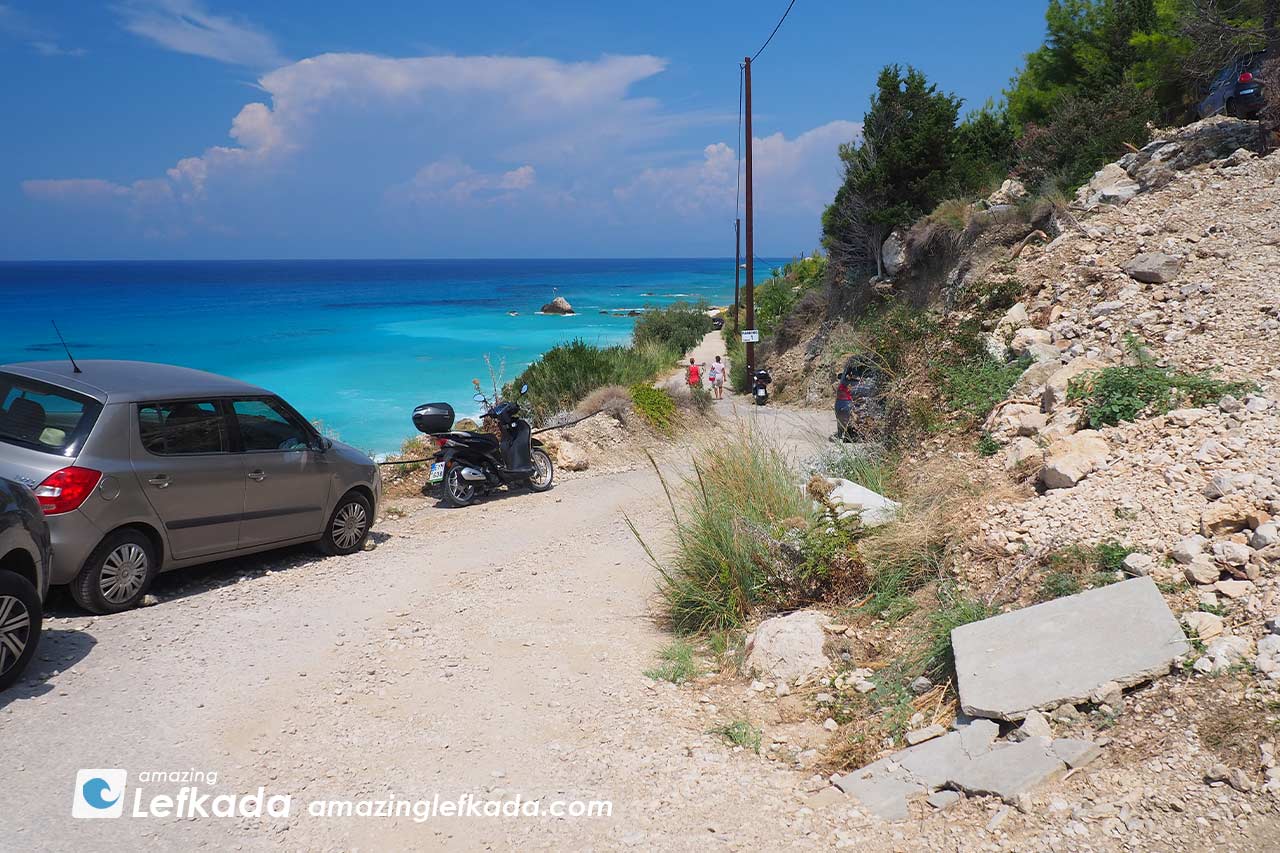 The road with parking lots i Avali beach