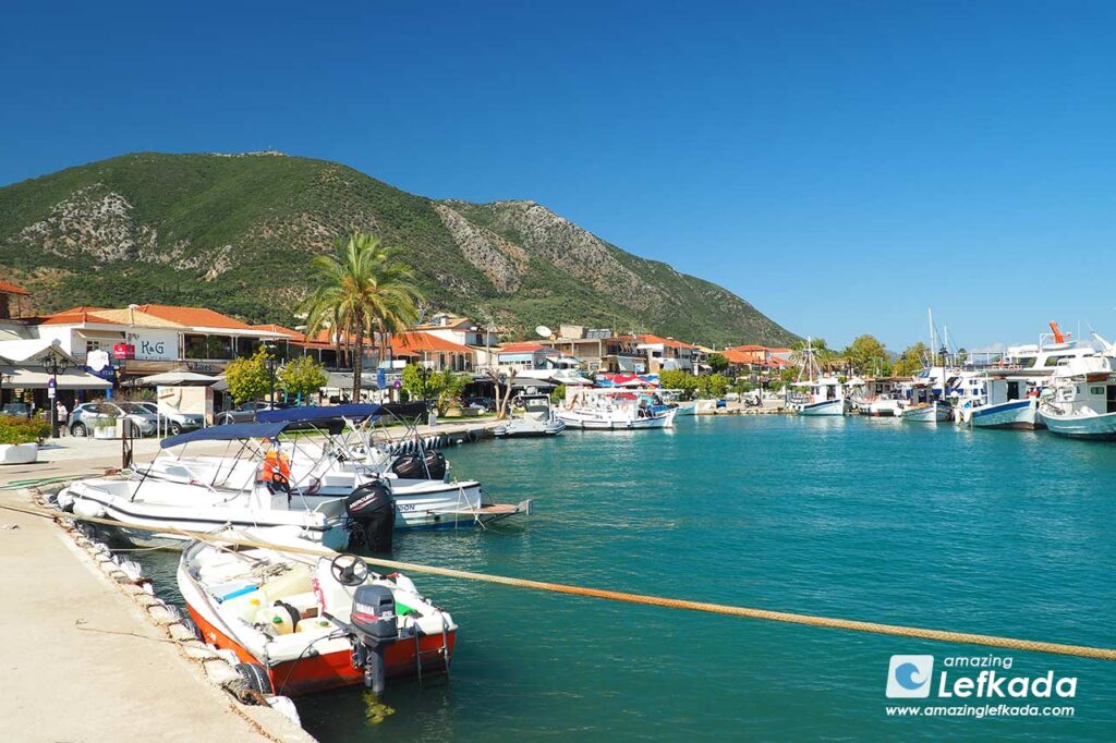 What to see in Nidri harbour with the port and promenade