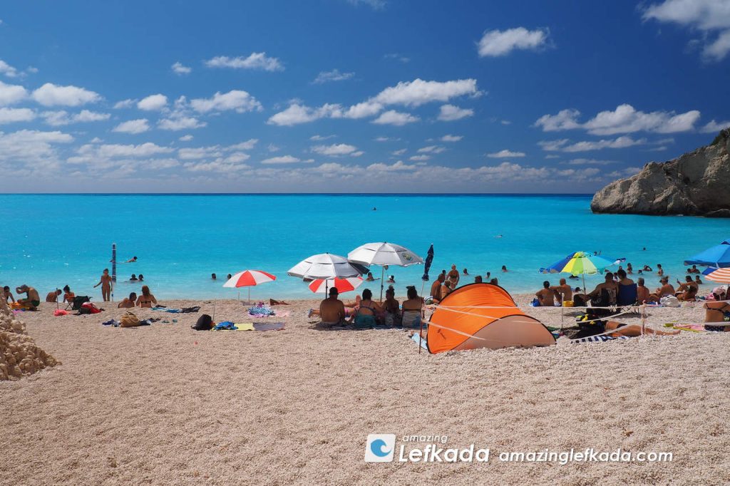 White sand and pebbles wit blue sea